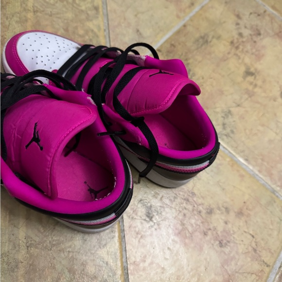 Hot pink Jordan’s - Picture 3 of 4